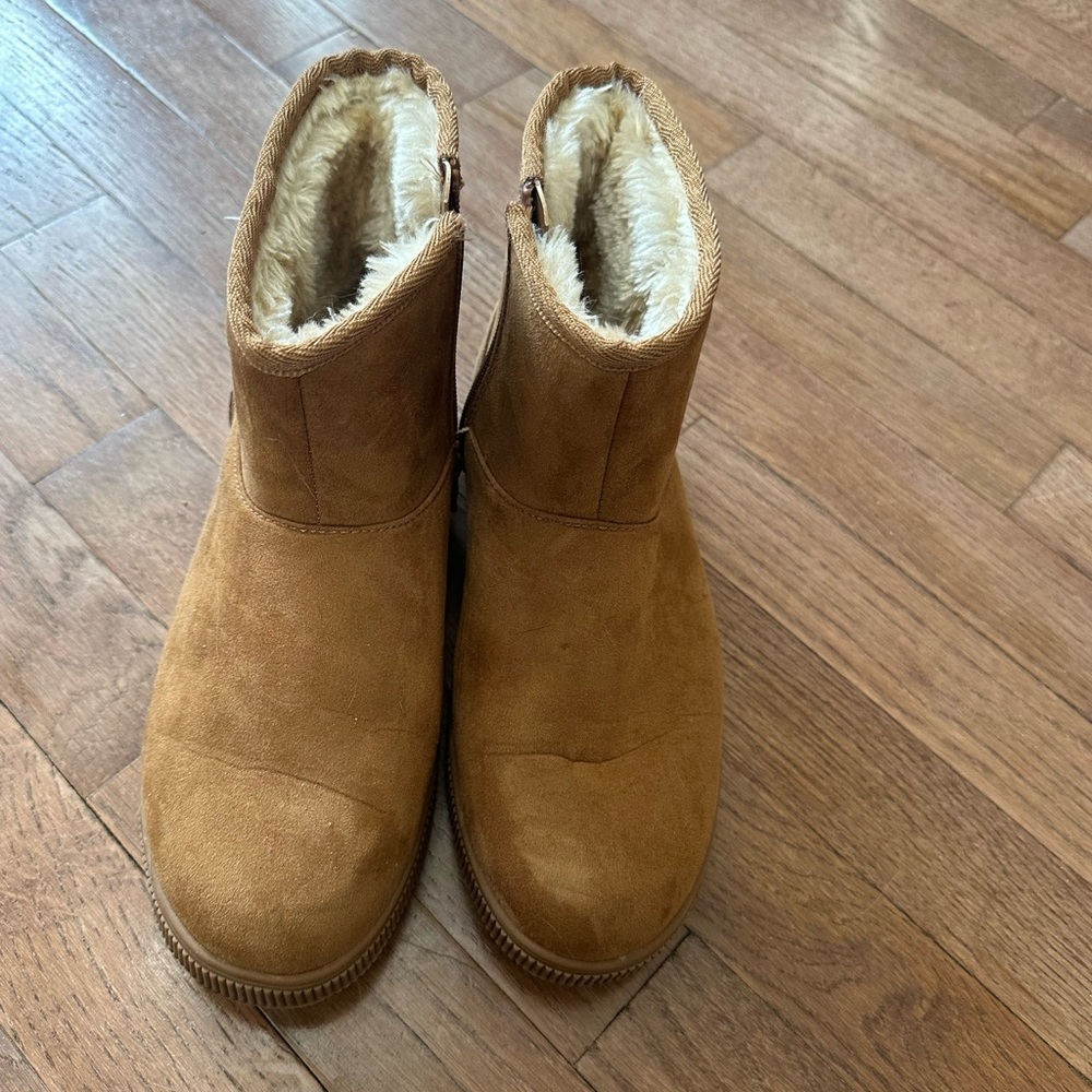 Girls cat and Jack boots size 4. Preowned see photos for condition.